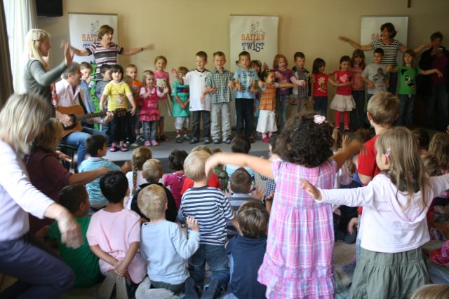 gal/2011/2011 Kita St.Peter/2011 Kathi Abiball 02.07. Bottroper Saalbau 026.JPG